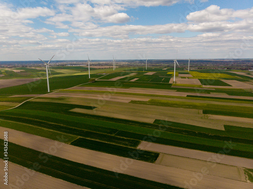 energia z wiatru, wiatraki prądotwórcze suche pola, susza w Polsce, stan wyjątkowy 