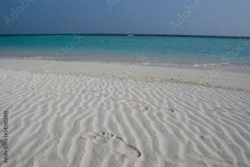 Orma di piede sulla sabbia bianca 