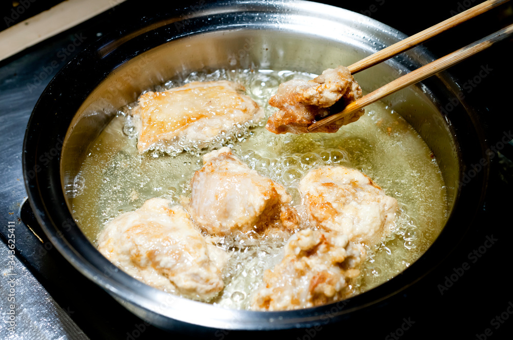 鶏の唐揚げを揚げる 鶏の唐揚げを揚げる