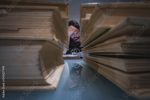 covid 19 coronavírus pessoa estudando em casa com livros à frente photo