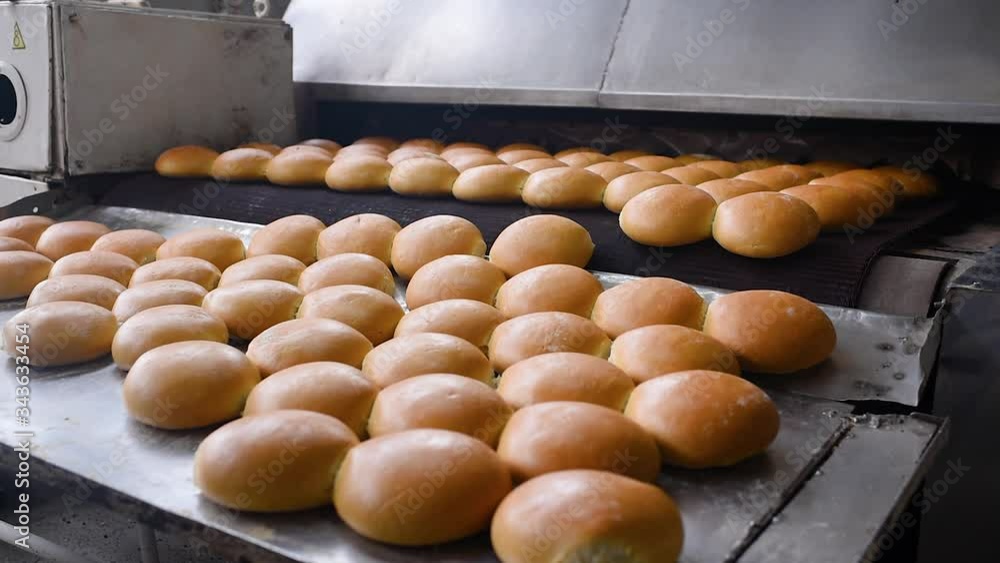 Fresh Hot Bread Comes Out Of The Oven In Close Up On A Conveyor Belt   1000 F 343633454 2YvOEOz7aikbCHcj5qa88ouPH7uWWCdO 