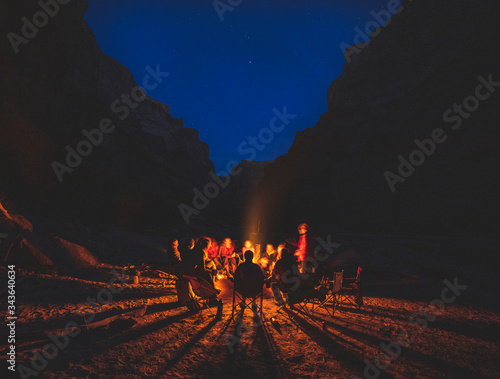 people sitting around campfire Fototapet