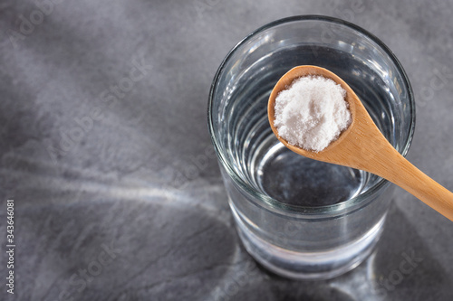 Foto Spoon with baking soda to mix with water