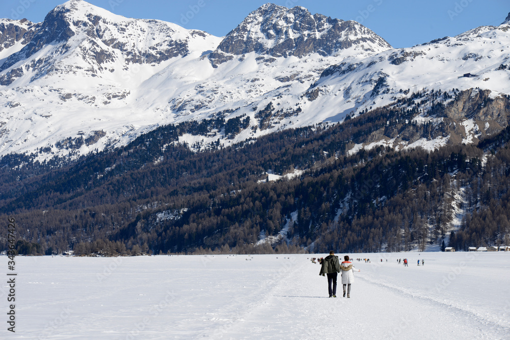 couple en randonnée sur un lac gelé - Suisse