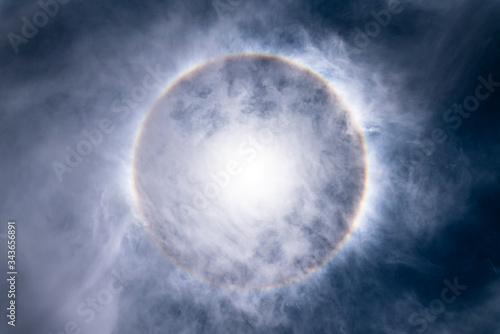 Fotografía The Sun, with an amazing halo around the sun created by light refraction because
