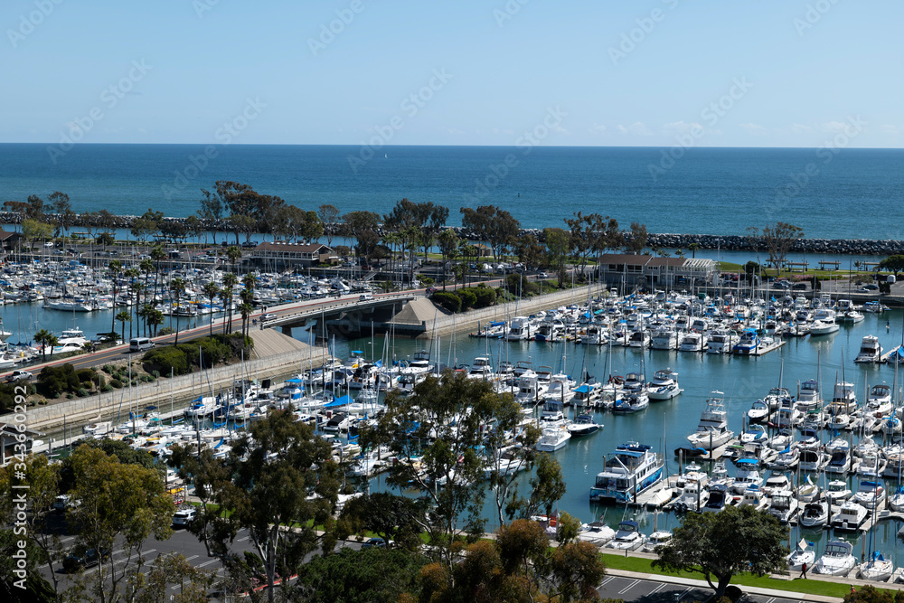 Obraz premium Bridge over Dana Point Harbor
