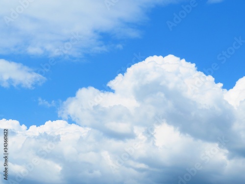 日本の田舎の風景 8月 夏の雲と青空と山