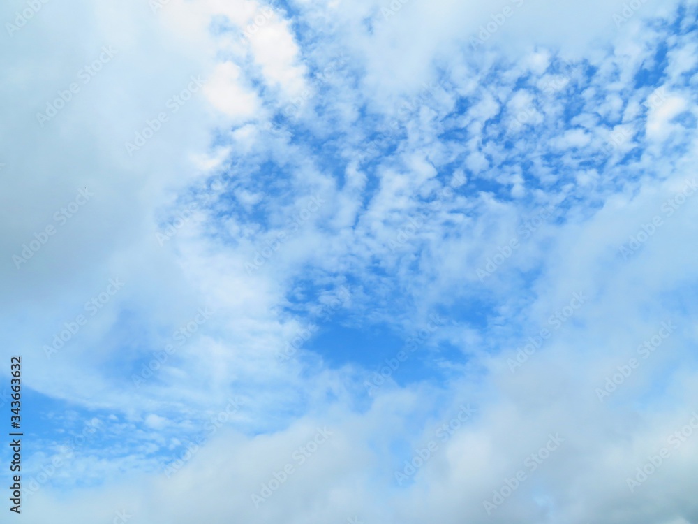 Fototapeta premium 日本の田舎の風景 8月 青空と雲