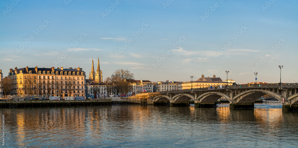 Pont Saint-Esprit sur le fleuve Adour à Bayonne