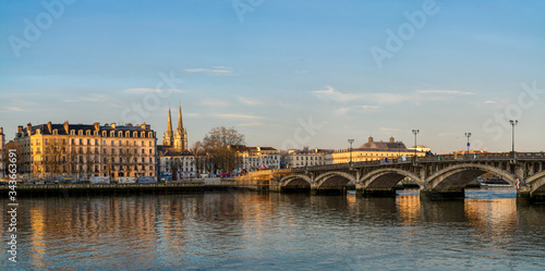 Pont Saint-Esprit sur le fleuve Adour à Bayonne © Morgan