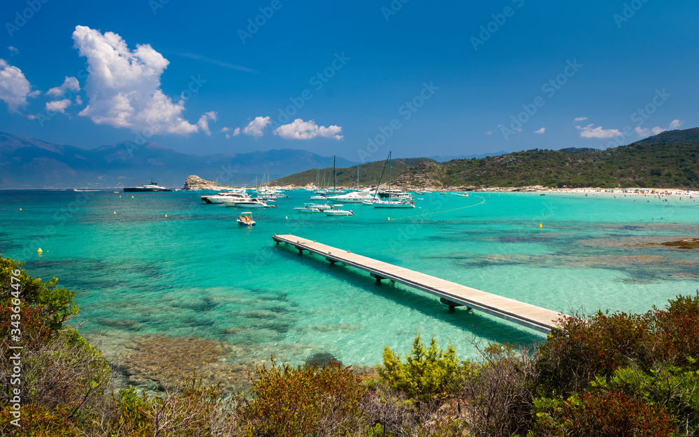 Voiliers et yachts au mouillage à la plage du Lotu en Corse