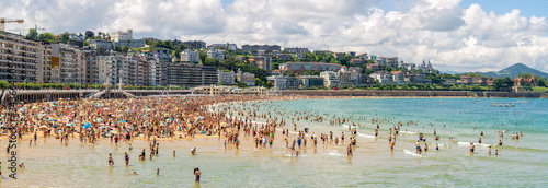 Vue panoramique sur la foule en été sur la plage de San Sebastian en Espagne © Morgan