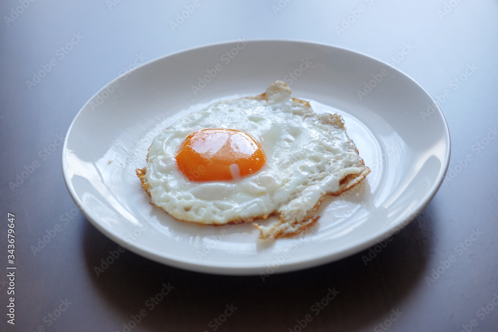 皿に置いた目玉焼き 皿に置いた目玉焼き