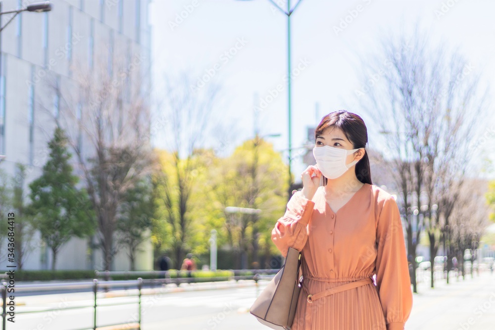 Fototapeta premium マスクをした女性