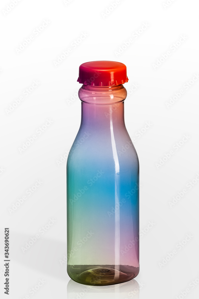 Botella de plástico multicolor y fondo blanco Botella de plástico multicolor y fondo blanco
