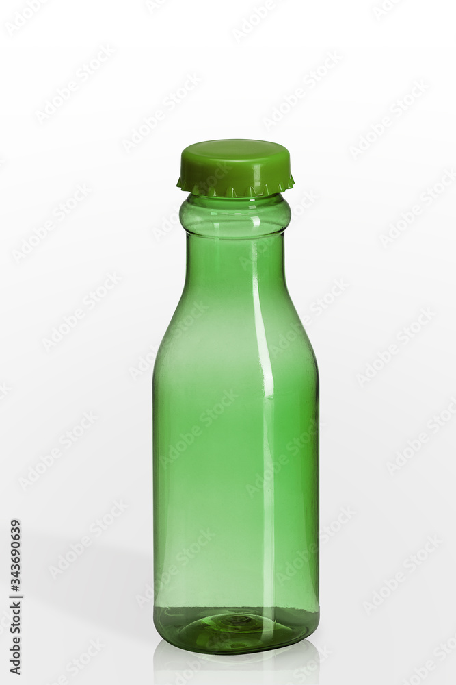 Botella de plástico en color verde y fondo blanco