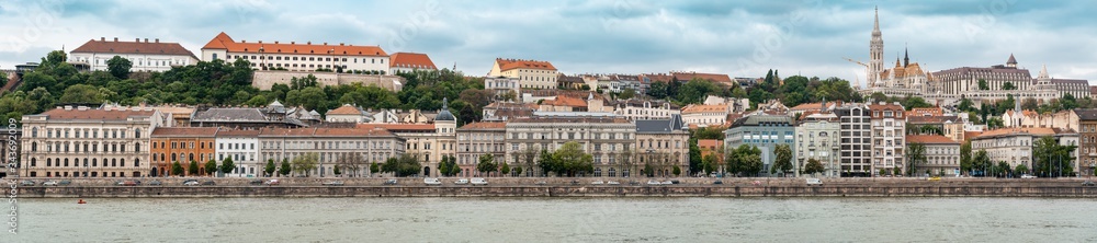 Vista panorámica de Budapest, Hungría desde el río Danubio.