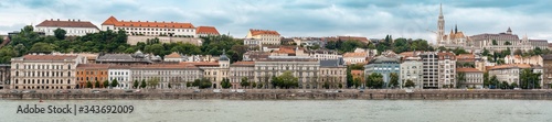 Vista panorámica de Budapest, Hungría desde el río Danubio.