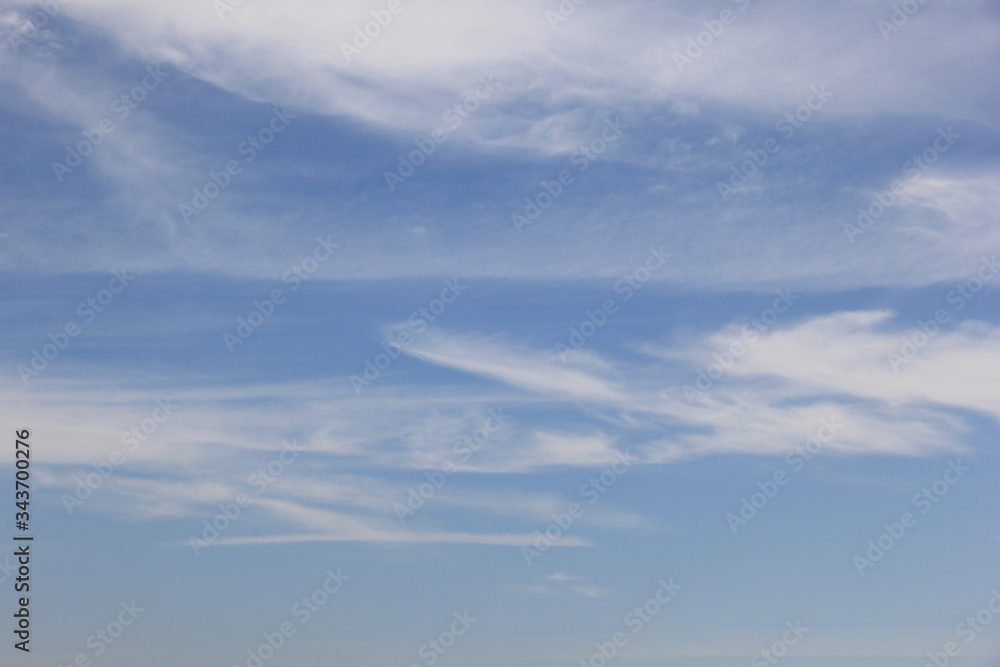 爽やかな青空と白い雲