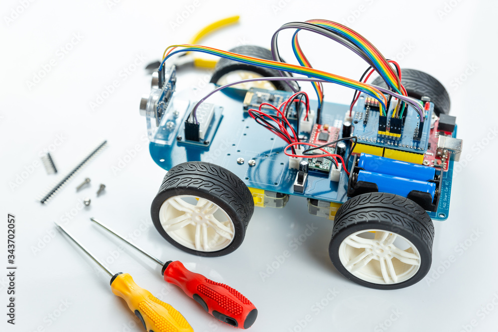 Fototapeta premium A metal robot and an electronic board that can be programmed.