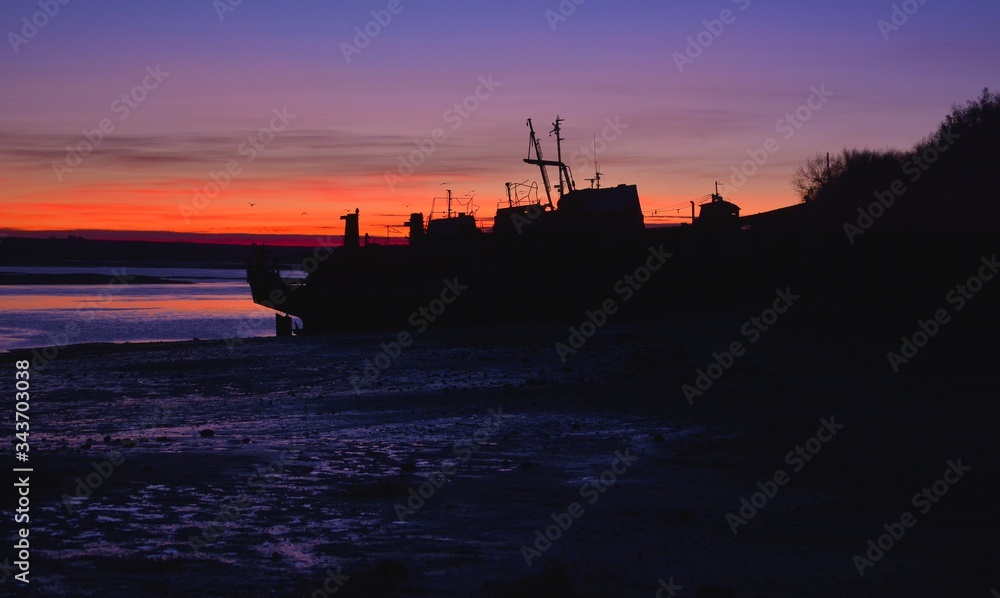 Fototapeta premium Barco de la ría.muelle de San Antonio,bahia de san Antonio,bajamar