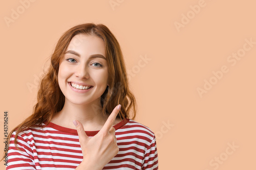 Young woman with healthy te...