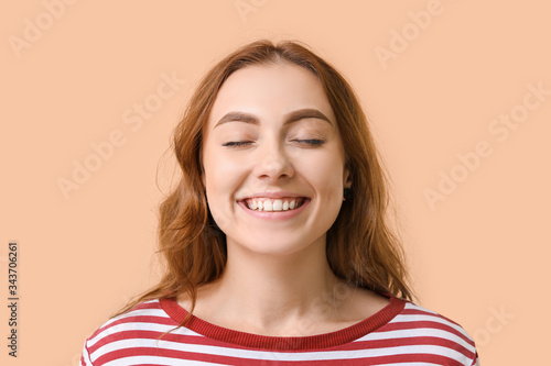Young woman with healthy te...