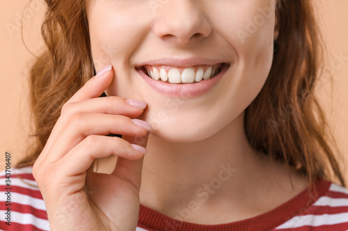 Young woman with healthy te...