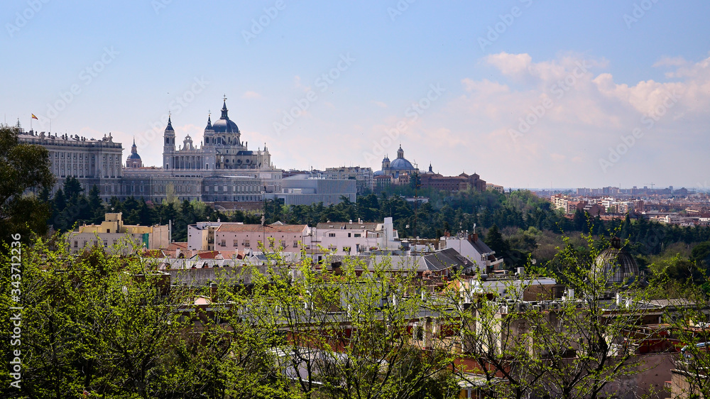  Widok na Pałac Królewski w Madrycie.
