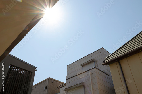 Εκτύπωση καμβά 住宅に囲まれた青空