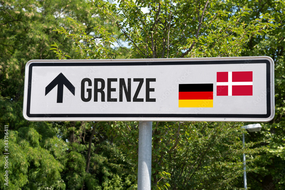 Ein Schild und Grenze zwischen Deutschland und Dänemark Stock Photo