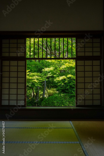 京都のお寺「源光庵」の「迷いの窓」と新緑