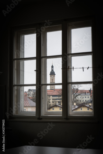 Kirche in der Ferne aus dem Fenster