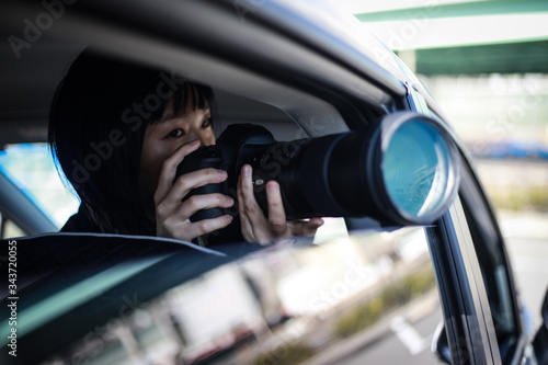 車内から写真を撮る女性 © yamasan