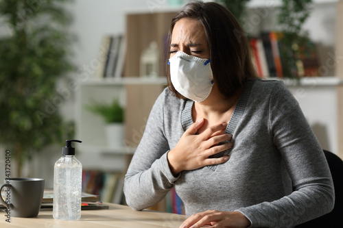 Foto Woman suffocating due coronavirus at nigh at home