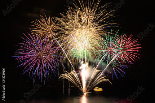 洞爺湖　花火大会　水上花火