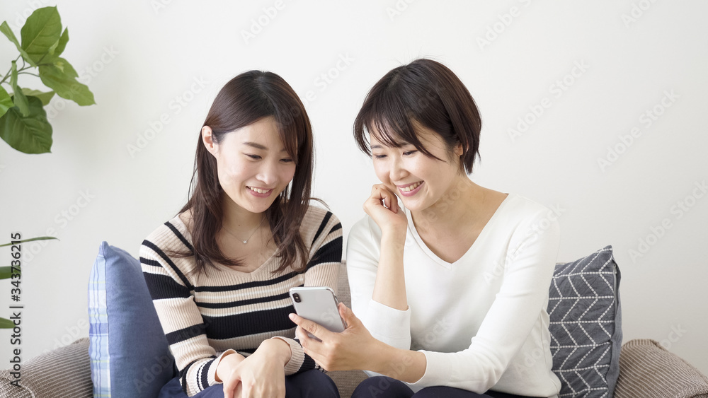 女性　友達　スマホ