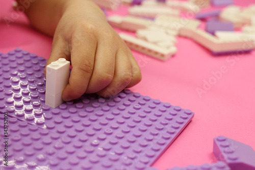 Canvas-taulu The child's hand takes the block of the constructor close up