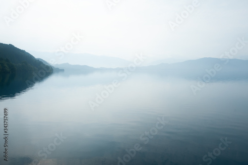 静かな湖 © Koshi