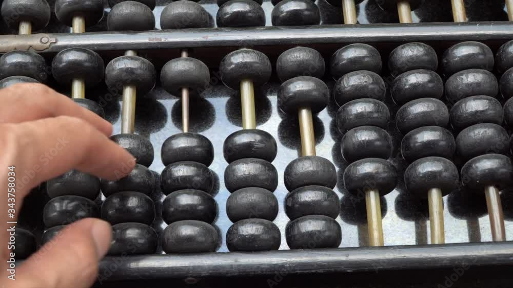 Men use an abacus to calculate monthly expenses,Stay home to help the nation
Men use an abacus to calculate monthly expenses,Stay home to help the nation