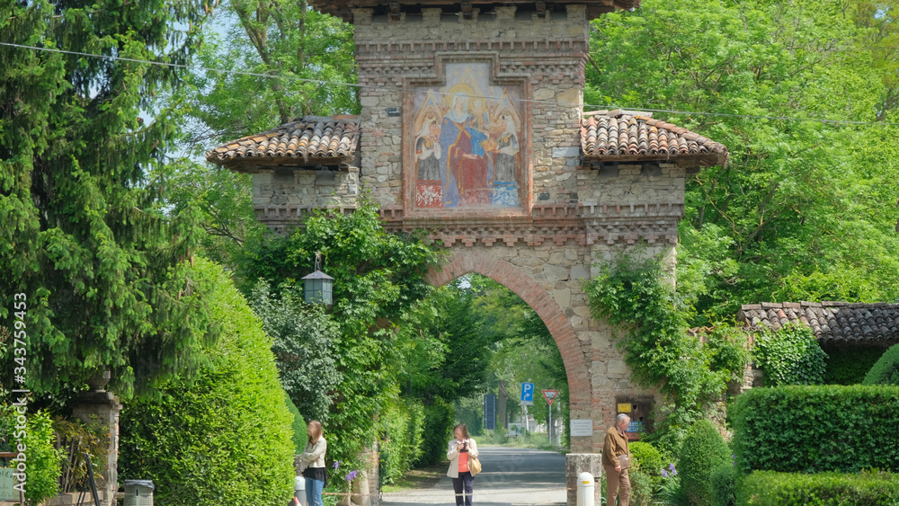 Porta d'accesso del villaggo neomedievale di Grazzano Visconti.