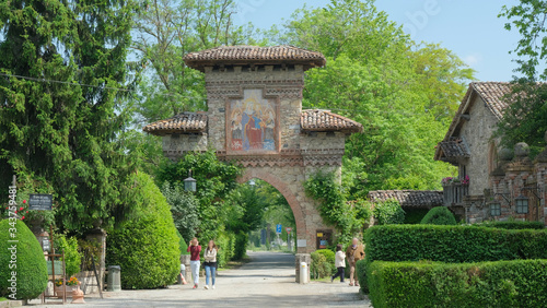 Porta d'accesso del villaggo neomedievale di Grazzano Visconti. photo