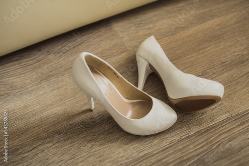 White bride shoes are a complement to a wedding look 
