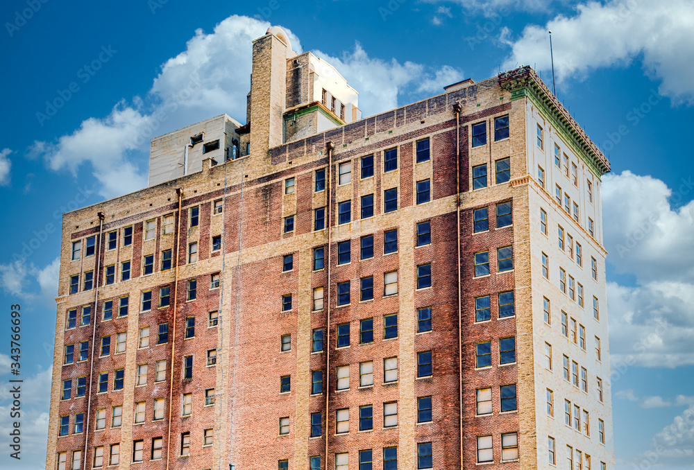 Obraz premium An old brick hotel in an urban setting