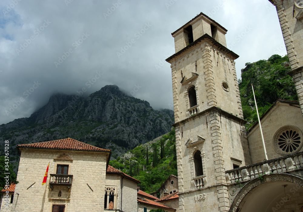 Fototapeta premium Eglise de la ville de Kotor, Monténégro