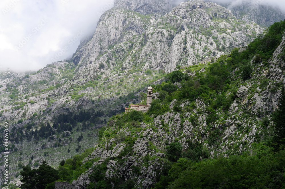 Eglise attachée à la montagne