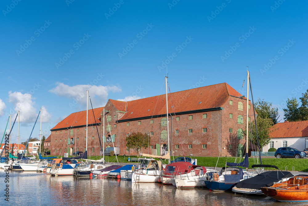 Harbour with storage house in Toenning