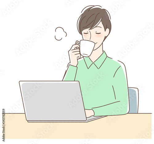 パソコンの前でコーヒーを飲む男性