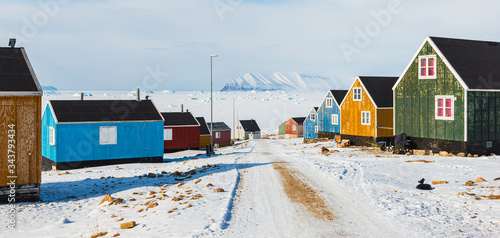 Cuadro en lienzo Row of colorful wooden houses, Greenland.