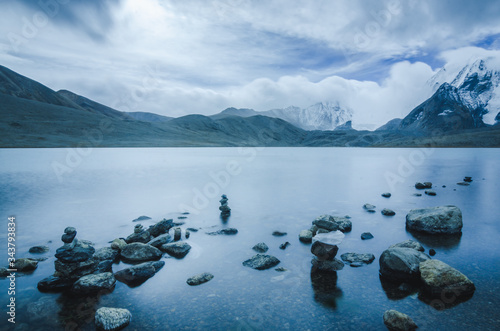 Canvas Print Gurudongmar lake in the mountains of North Sikkim, India